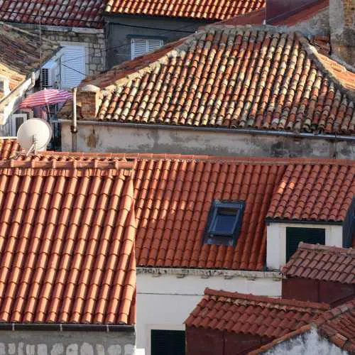 Travaux sur une toiture d'immeuble vu du dessus