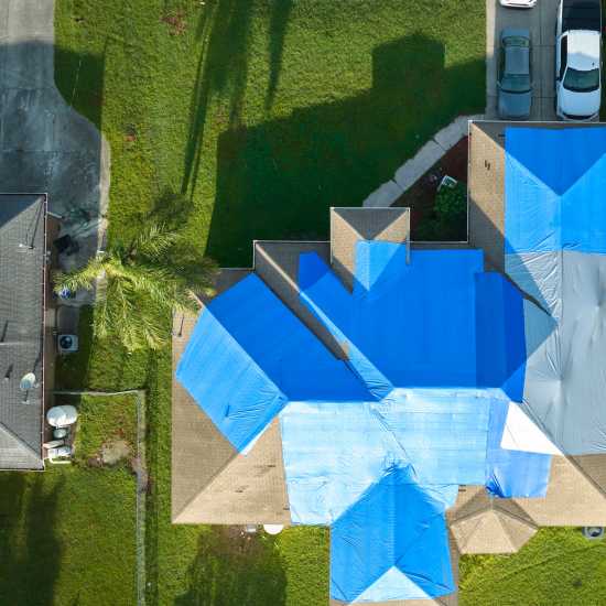 pose de bâche sur une toiture de maison à agen